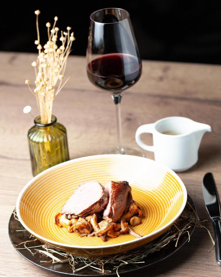 Le Boeuf Couronne - Hotel & Restaurant Chartres- Logis Hotels エクステリア 写真